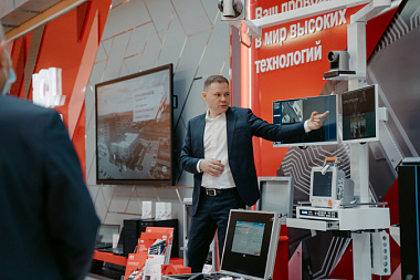 Сенсорные системы для бизнеса и образования: интерактивные панели от ICL Техно